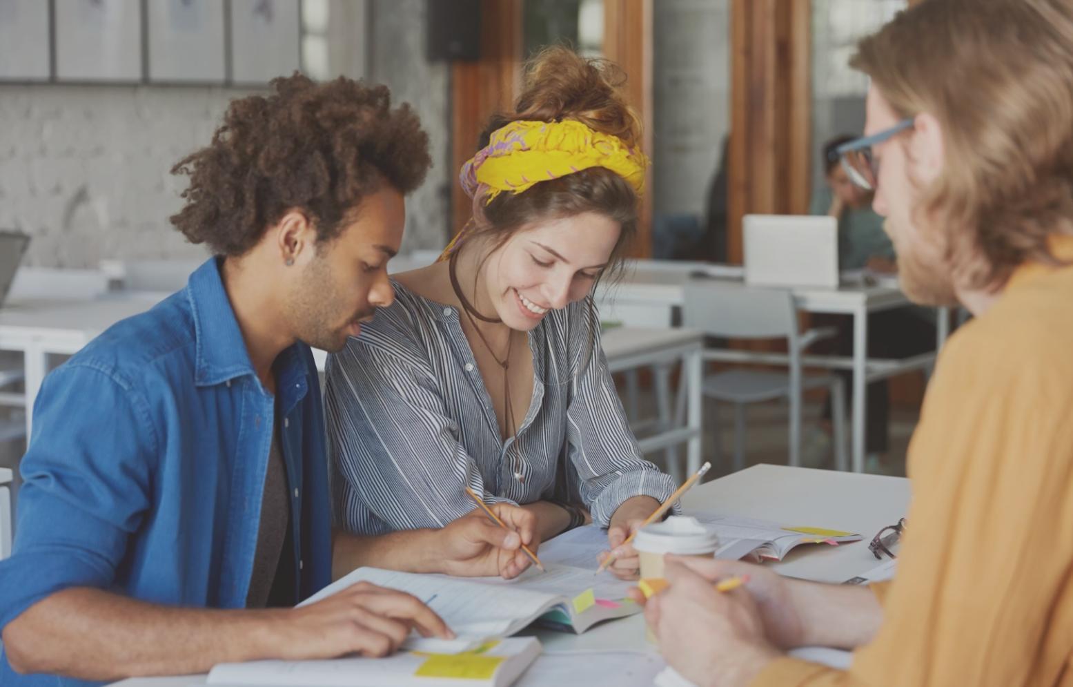 Grupo de estudiantes colaborando en análisis financiero